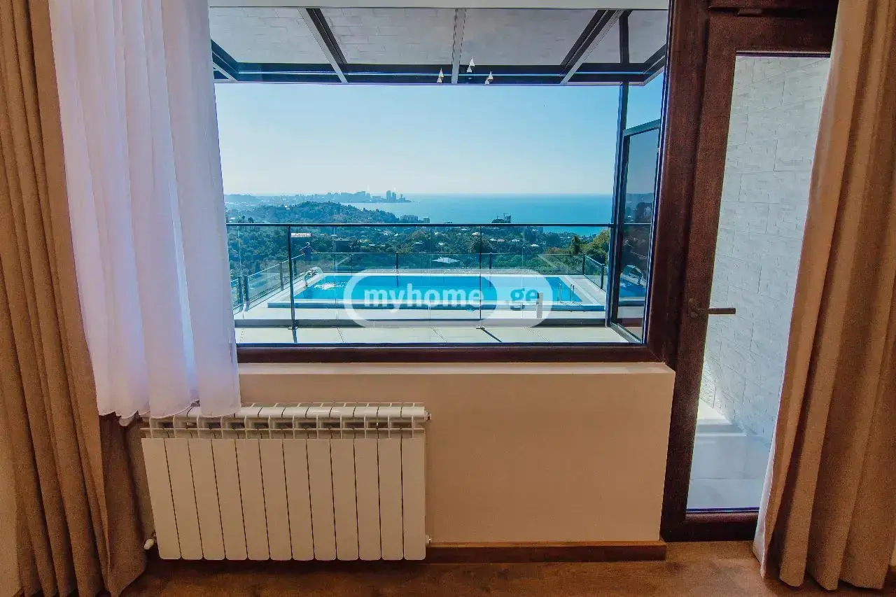 8 Room Private House For Sale view 3
