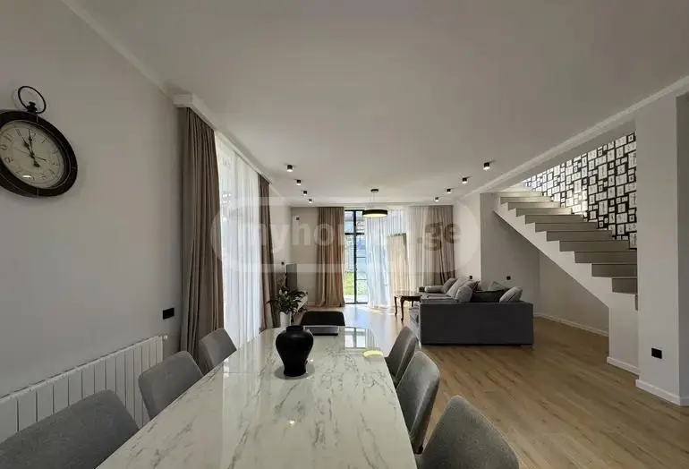 6 Room Private House For Sale view 3