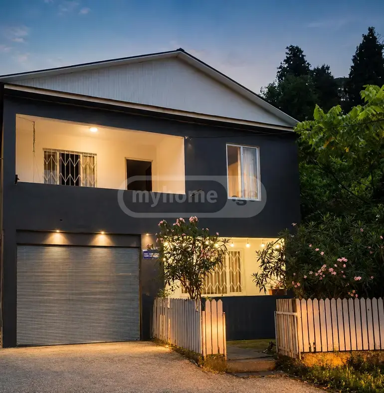 6 Room Private House For Sale view 3