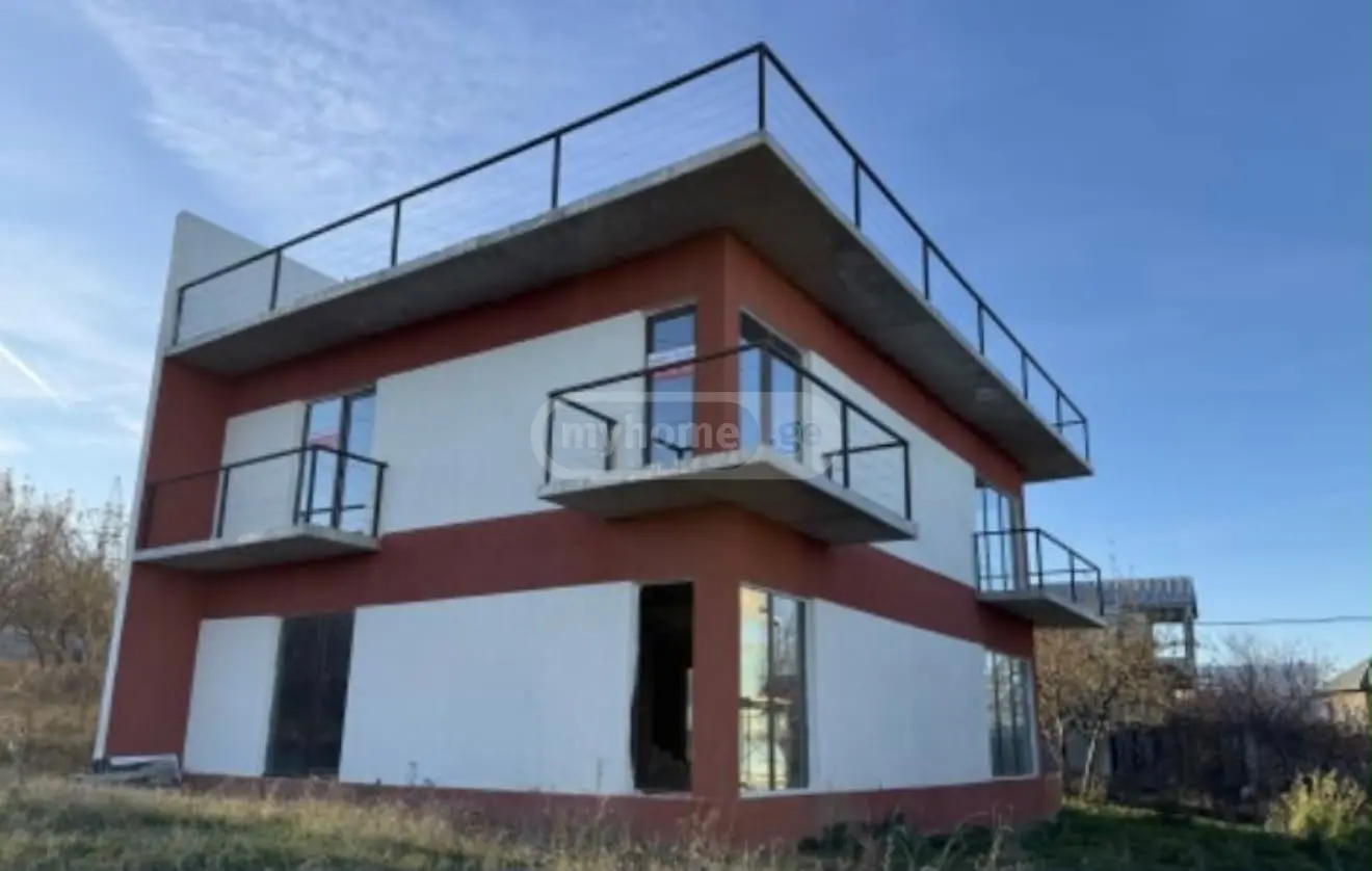 7 Room Country House For Sale view 1