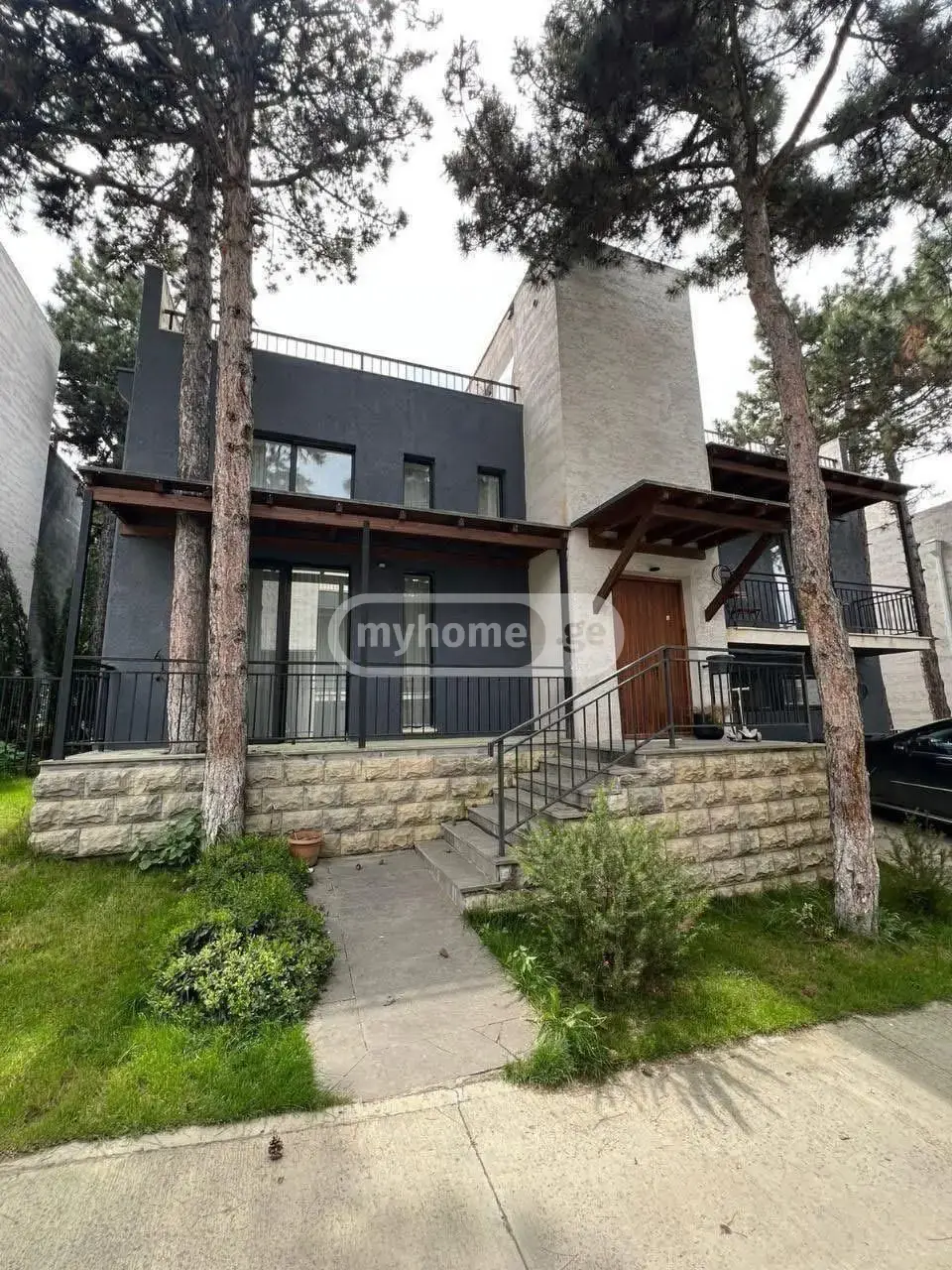 8 Room Private House For Sale view 2