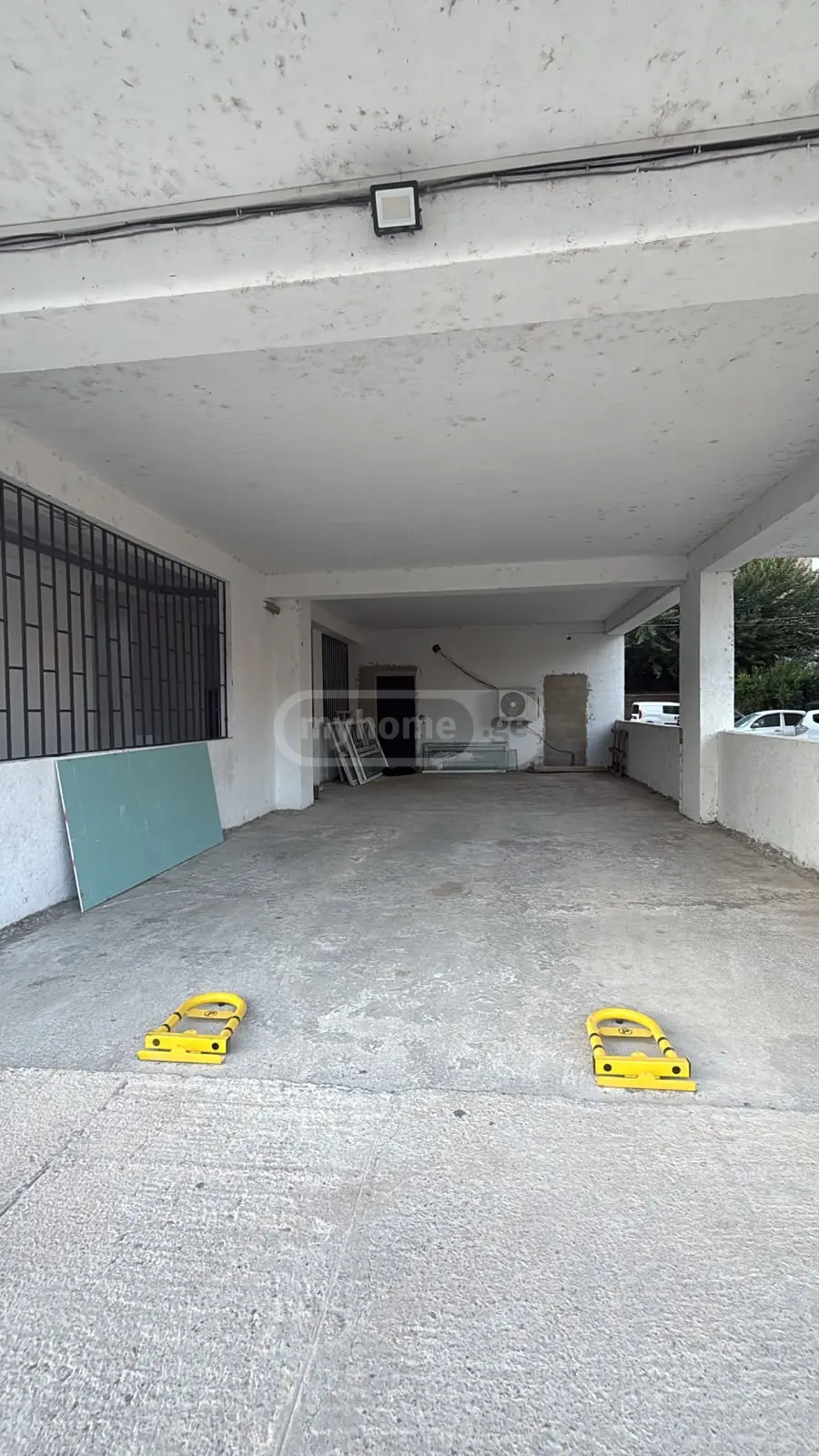 Garage Commercial Area For Sale In Isani view 1