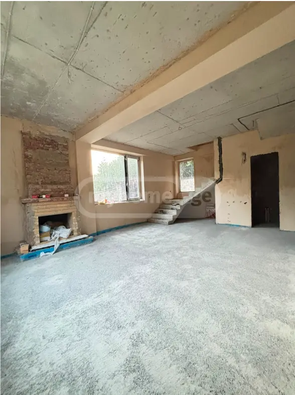 8 Room Private House For Sale view 2