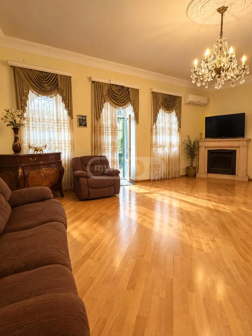 10+ Room Hotel For Sale In Chugureti view 2
