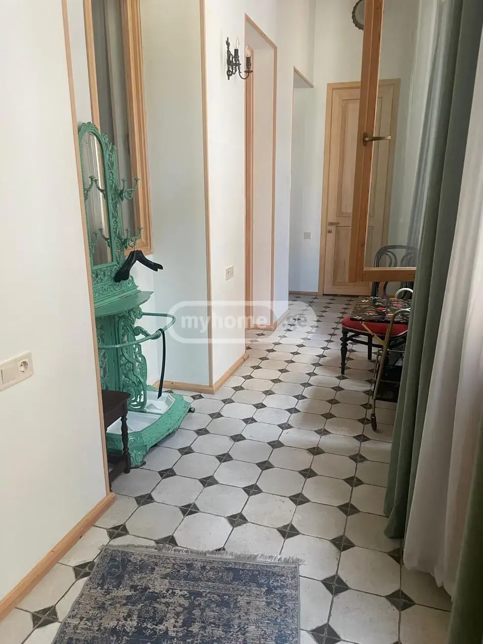 6 Room Private House For Rent In Mtatsminda view 2
