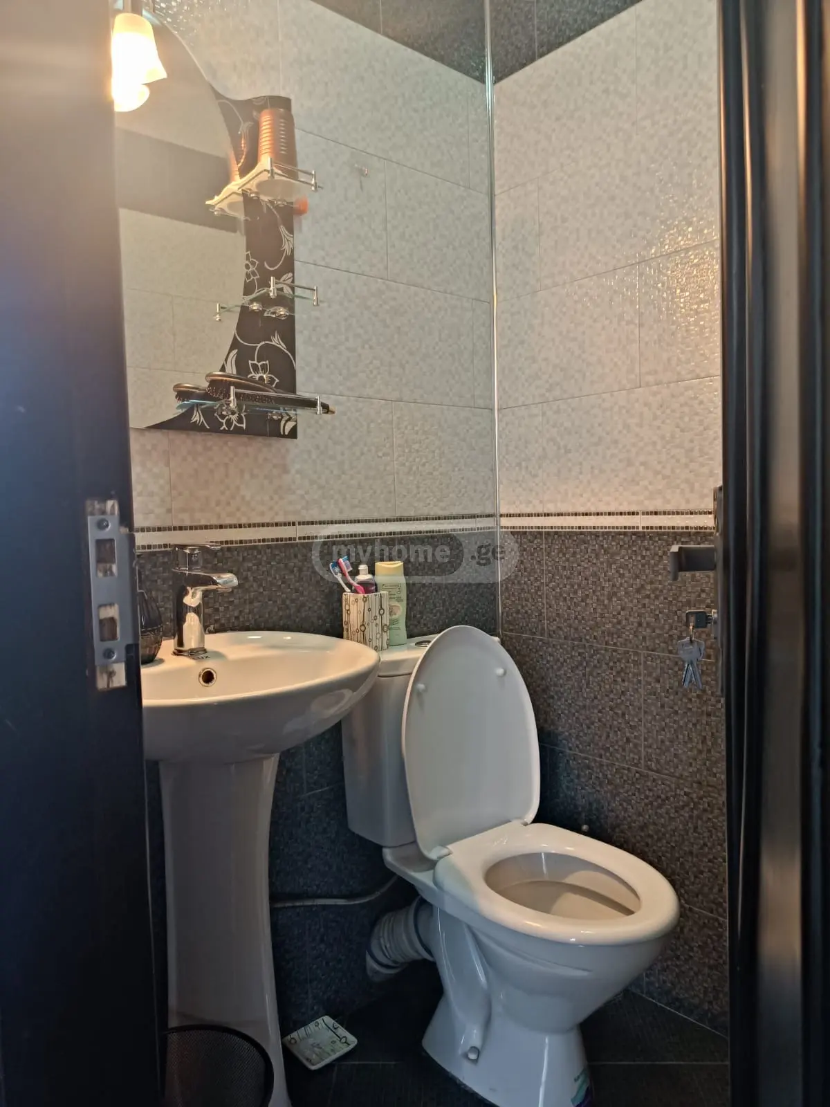 8 Room Private House For Sale view 16