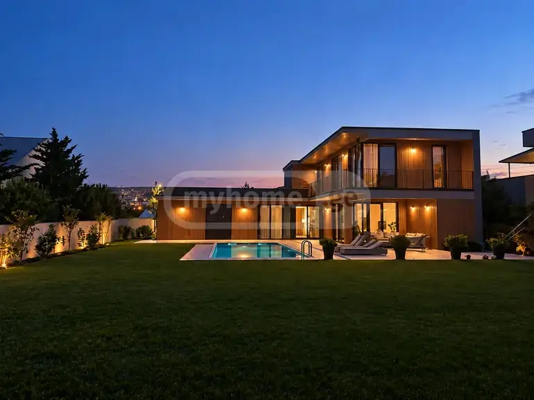 8 Room Private House For Sale view 2