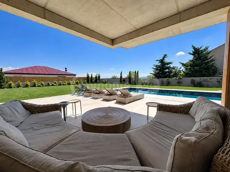 8 Room Private House For Sale view 5