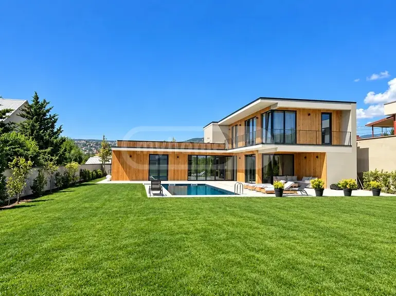 8 Room Private House For Sale view 3