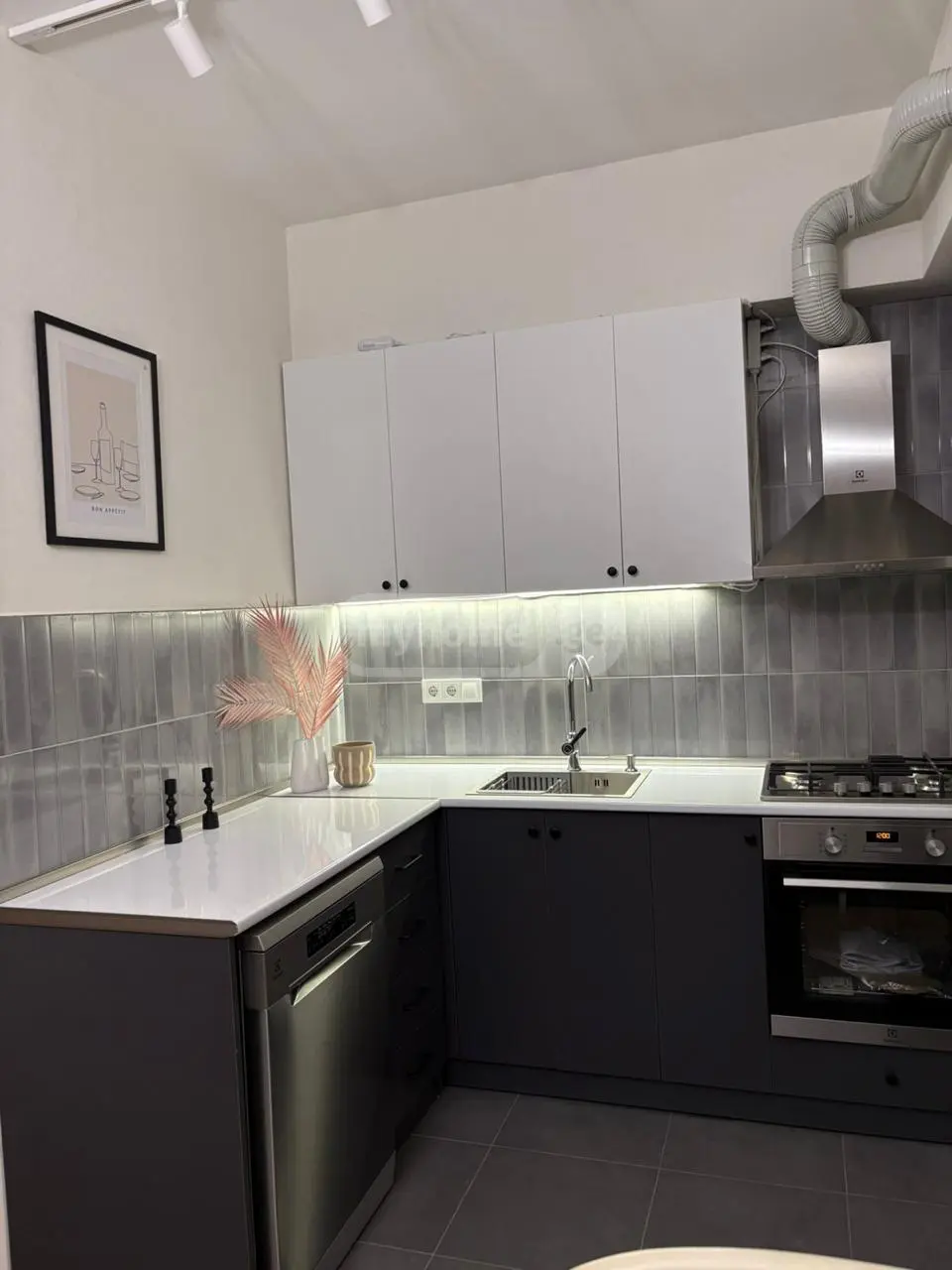 2 Room Apartment For Rent On Moscow Ave view 3