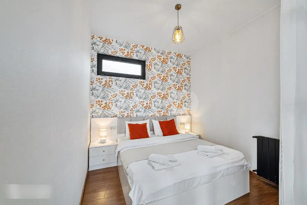 1 Room Hotel Daily Rent In Mtatsminda view 4