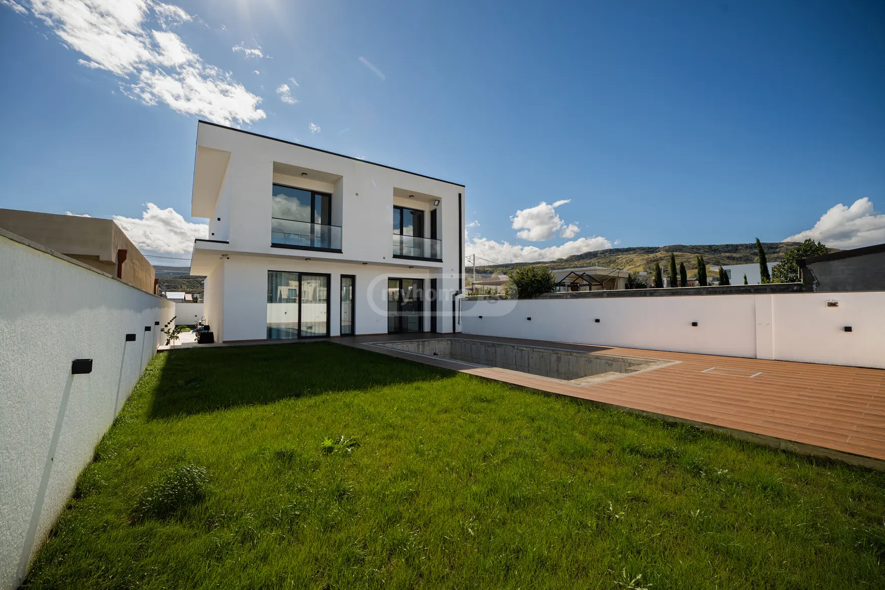 7 Room Private House For Sale view 2