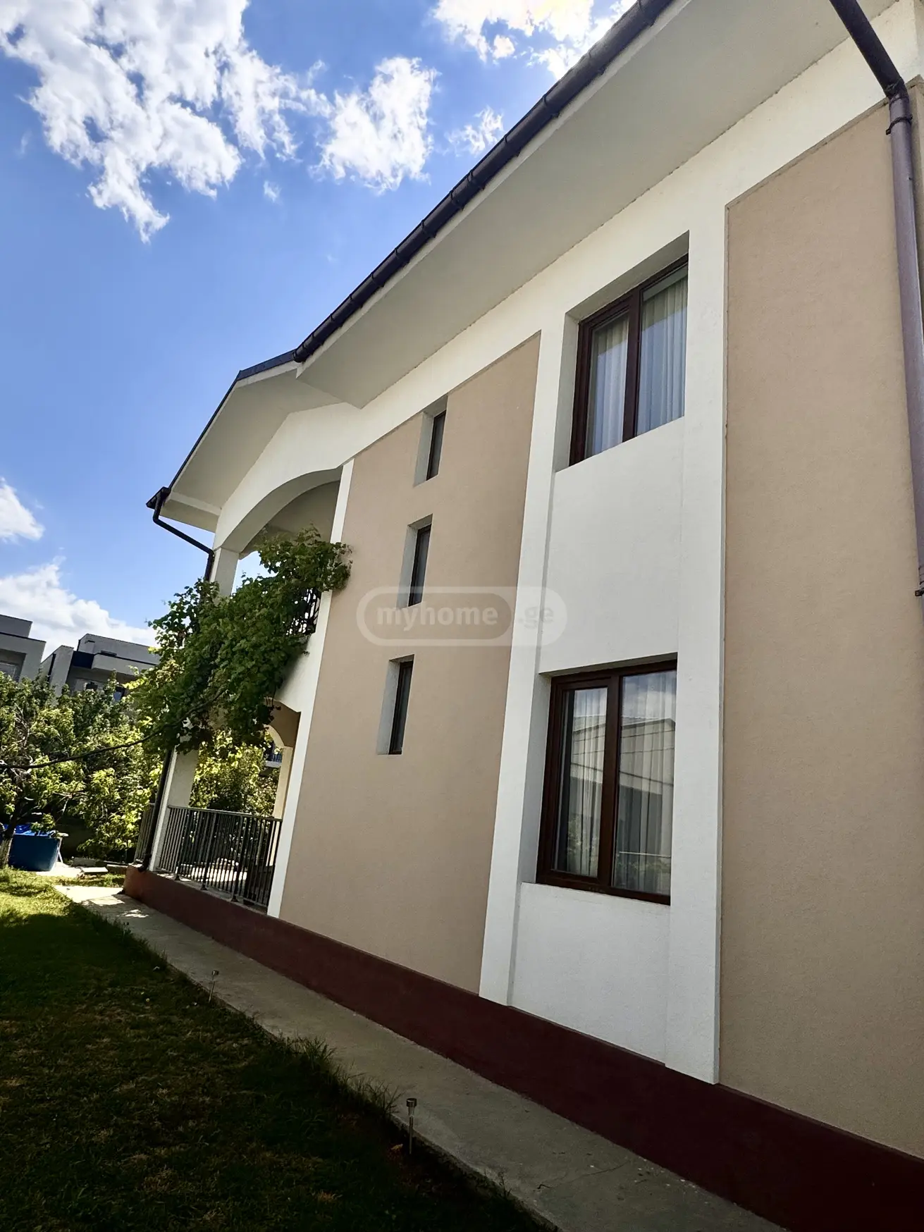 7 Room Private House For Sale view 3