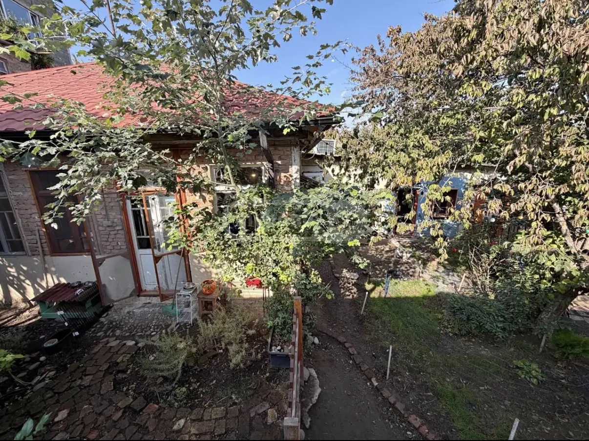 8 Room Private House For Sale view 1
