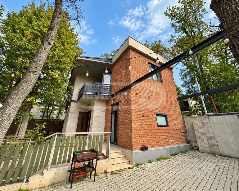 5 Room Private House For Sale view 2