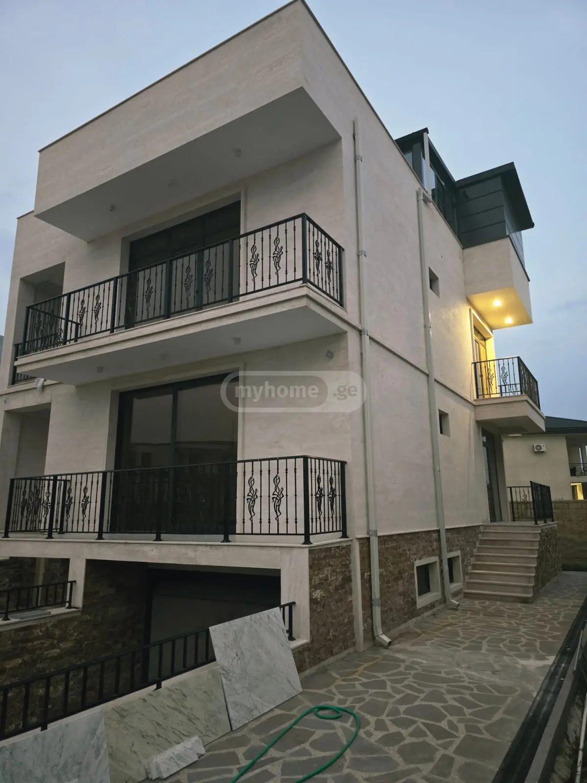 6 Room Private House For Sale view 1