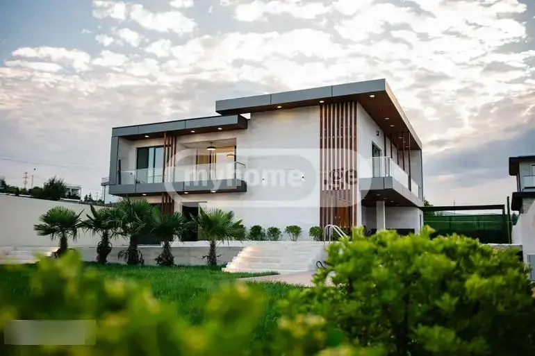 7 Room Private House For Rent In Sololaki view 2