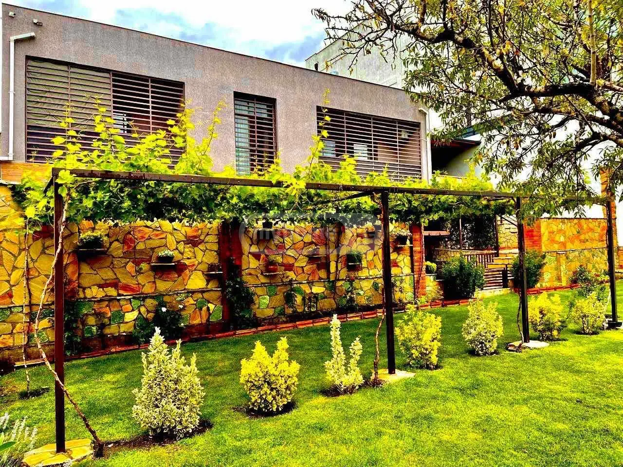 10+ Room Private House For Sale In Lisi Lake view 4
