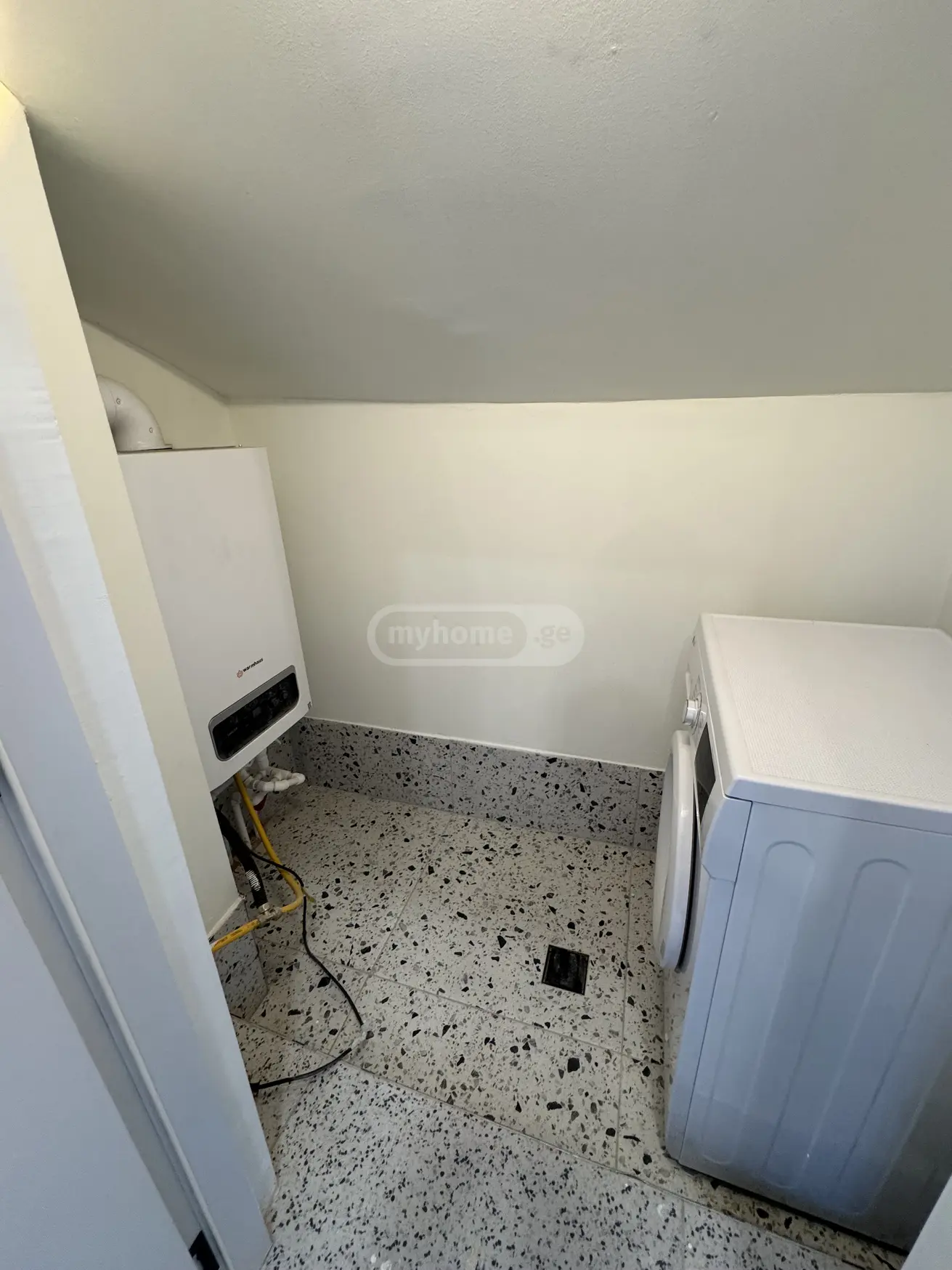 3 Room Apartment For Rent In Mtatsminda view 13