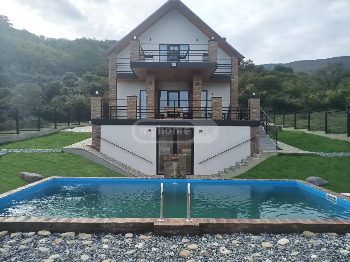 6 Room Private House For Sale view 1