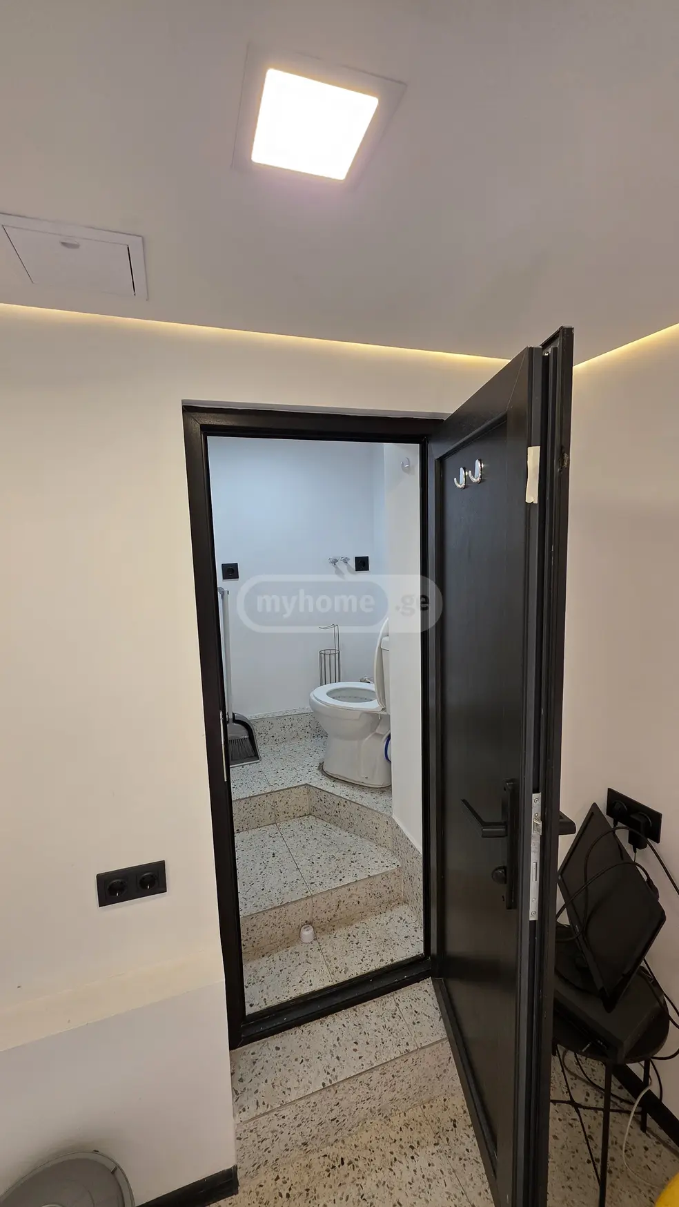 Part Basement Commercial Area For Rent In Vera view 4