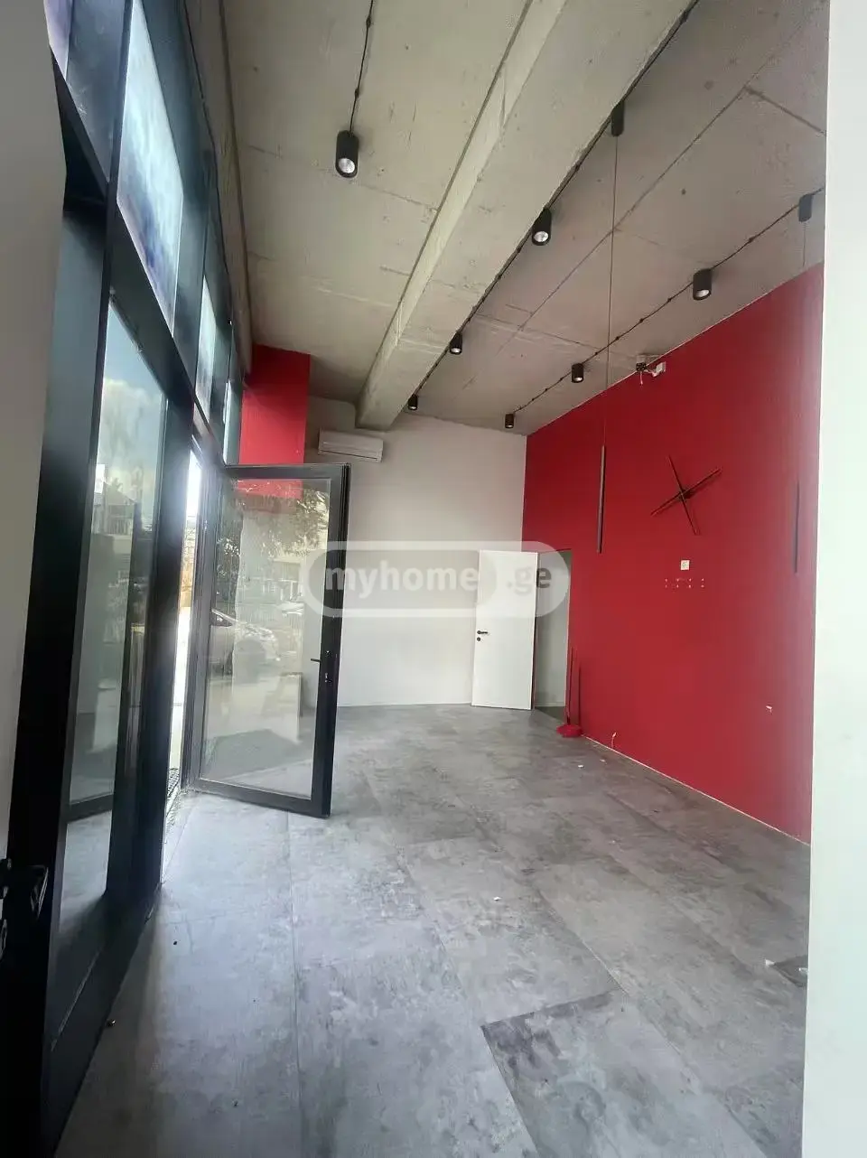 Office Commercial Area For Rent In Isani view 1
