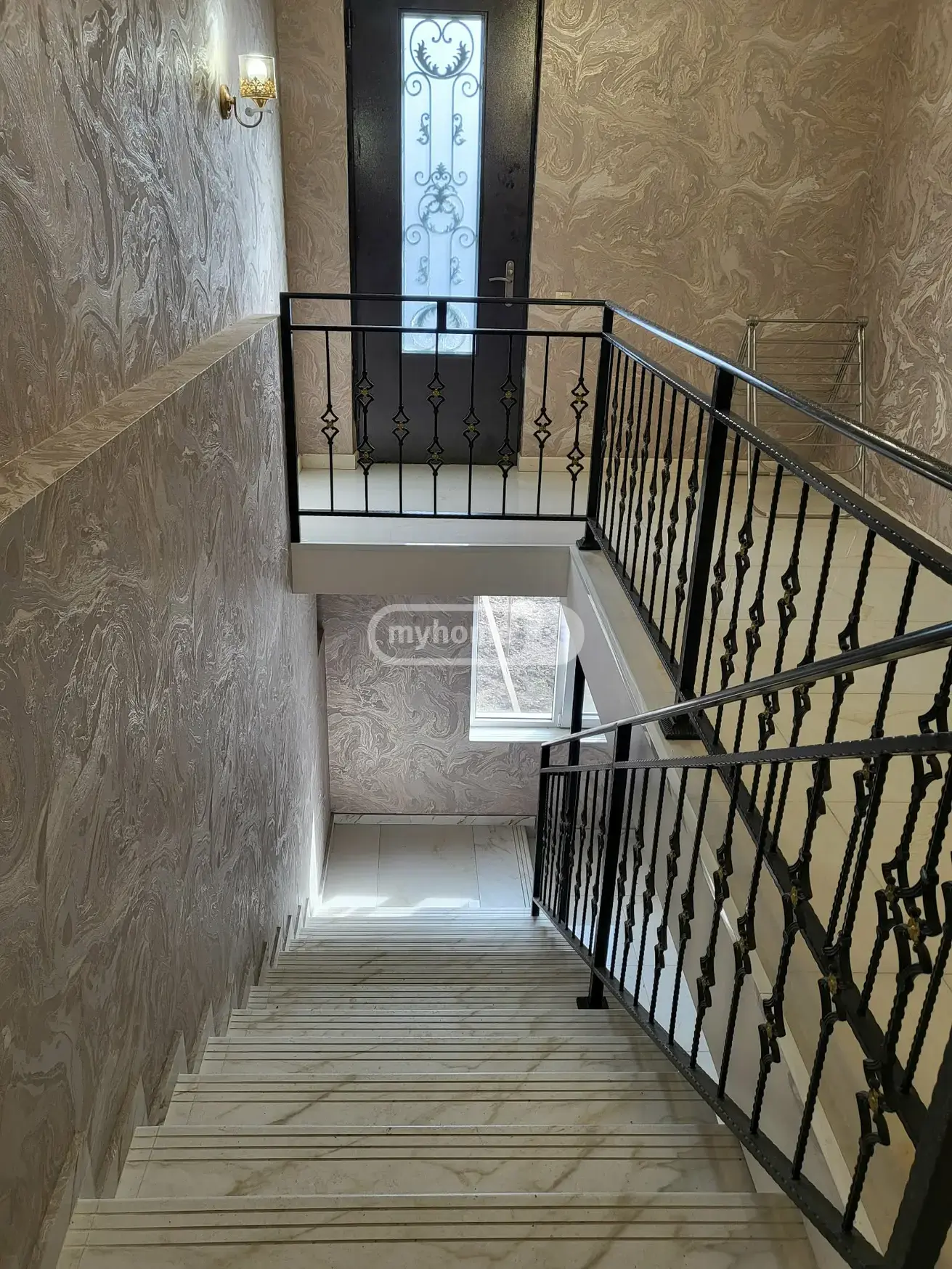 8 Room Private House For Sale view 2